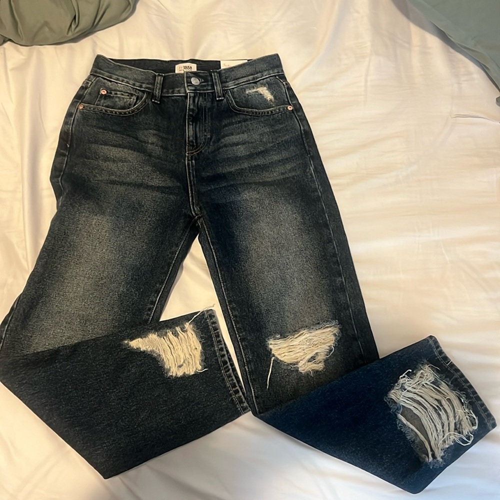 M1858 New York Frida Straight Leg Size2/26. New.Distressed Denim Jean